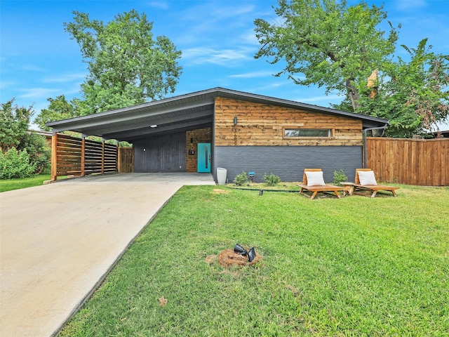 view of front of house featuring a front yard and a carport