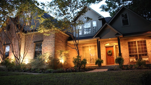 craftsman house featuring a front yard