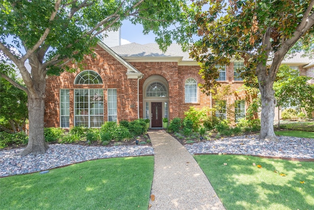 view of front property featuring a front lawn