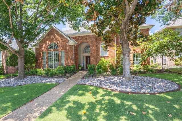 view of front property featuring a front lawn