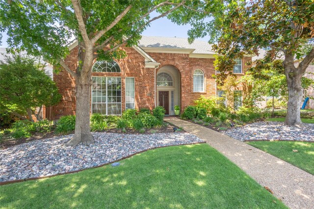 view of front of property featuring a front lawn