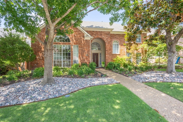 view of front of property featuring a front lawn