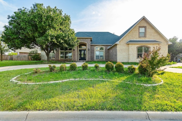 view of front of house featuring a front lawn