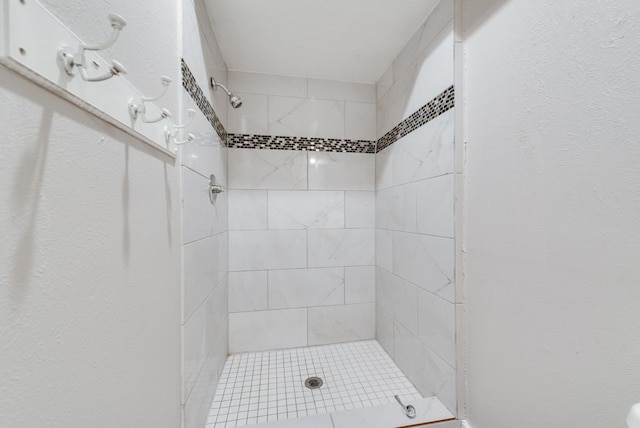 bathroom featuring tiled shower