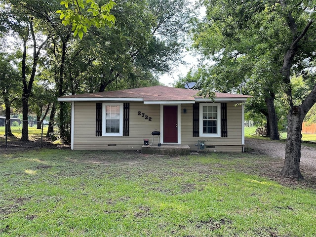 view of front of property featuring a front lawn