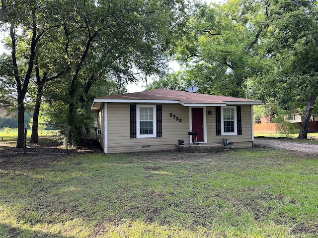 view of front of home with a front lawn