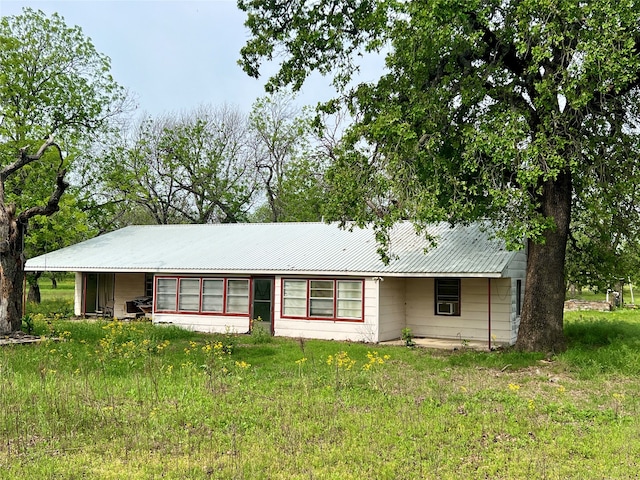 view of front of house featuring a front lawn