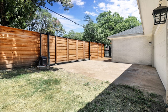 view of yard featuring a patio