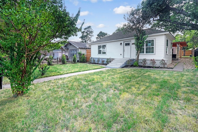 view of front of property featuring a front yard