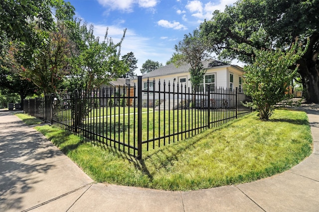 exterior space featuring a front yard