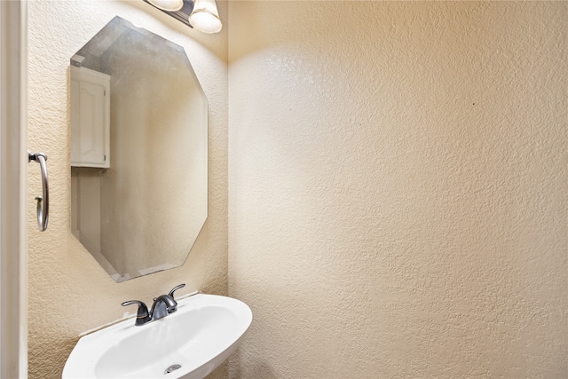 bathroom featuring sink