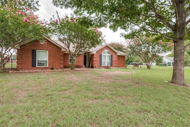 view of front of home featuring a front yard