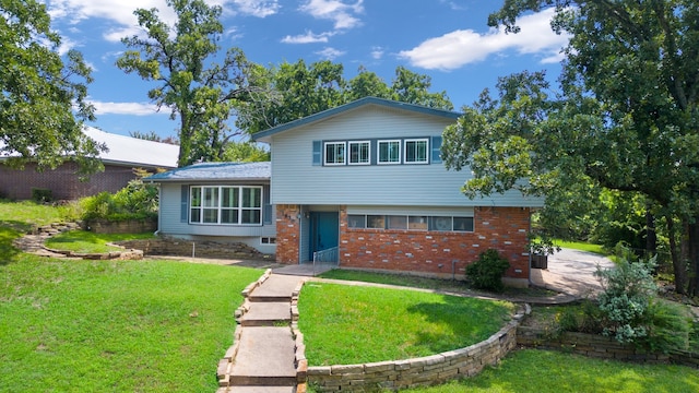 tri-level home featuring a front lawn