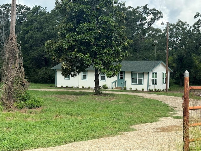 view of front of property featuring a front yard