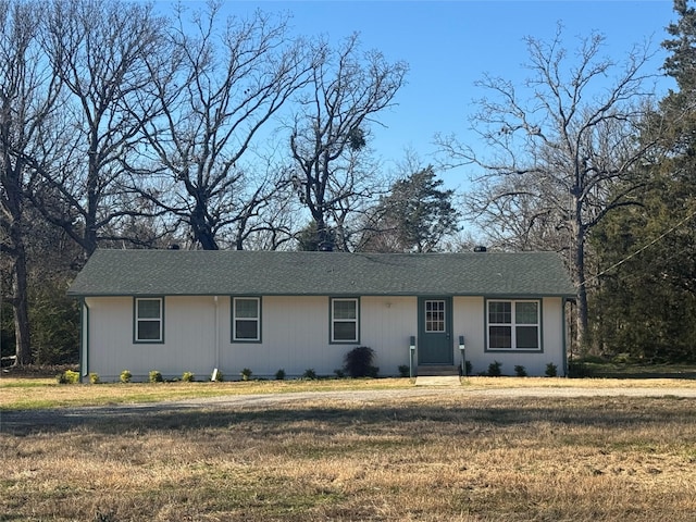 ranch-style house featuring a front lawn