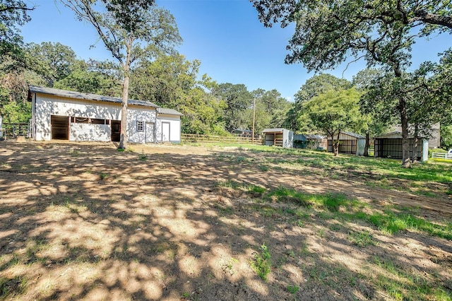 view of yard featuring an outdoor structure