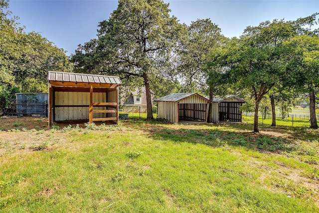 view of yard featuring an outdoor structure