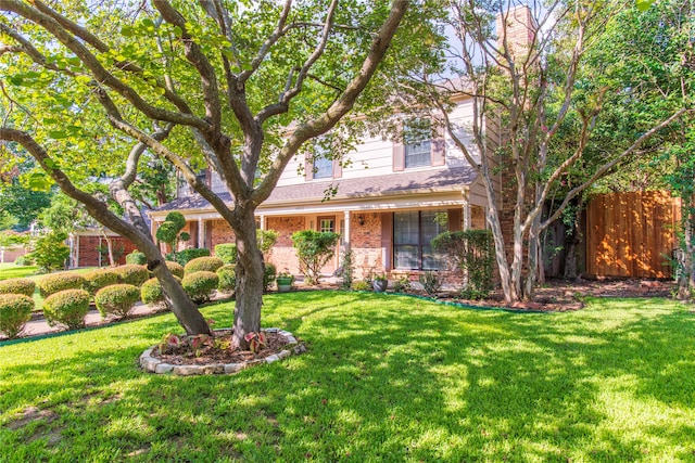 view of front of property featuring a front lawn