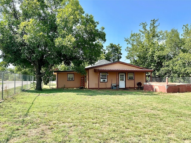 view of front of property featuring a front lawn