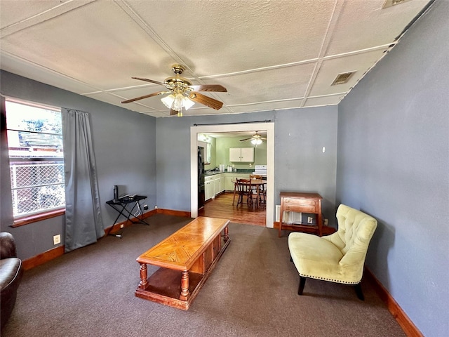 sitting room with ceiling fan