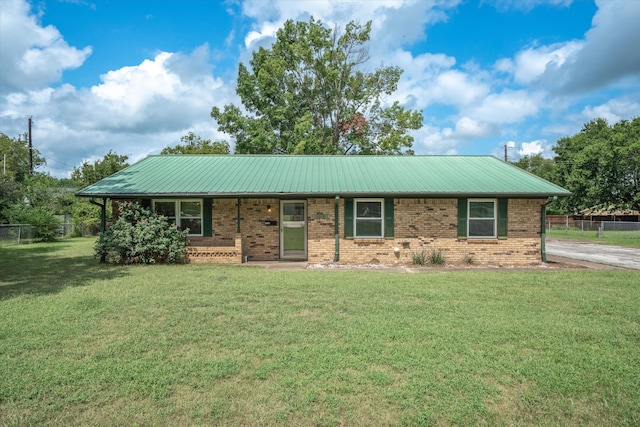 ranch-style home featuring a front lawn