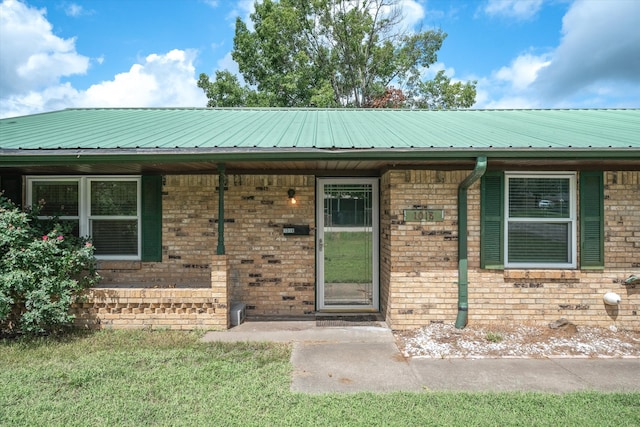 view of front of property featuring a front yard