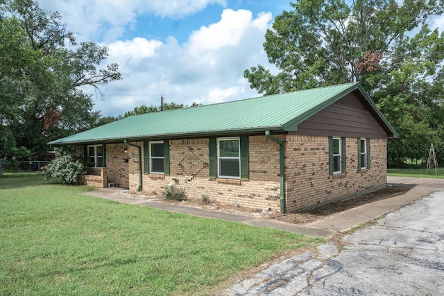 ranch-style home featuring a front yard