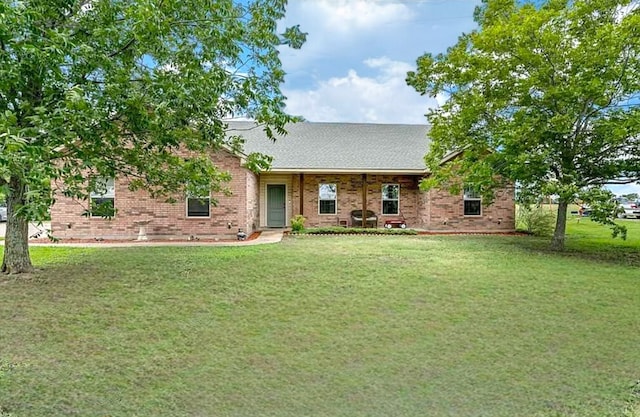 view of front of property featuring a front yard