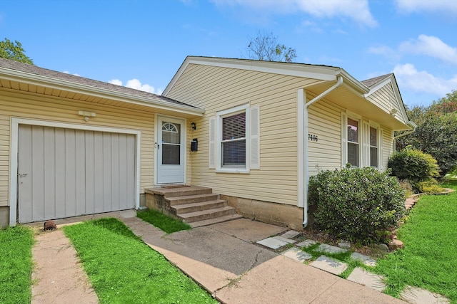 view of front of property featuring a garage and a front yard