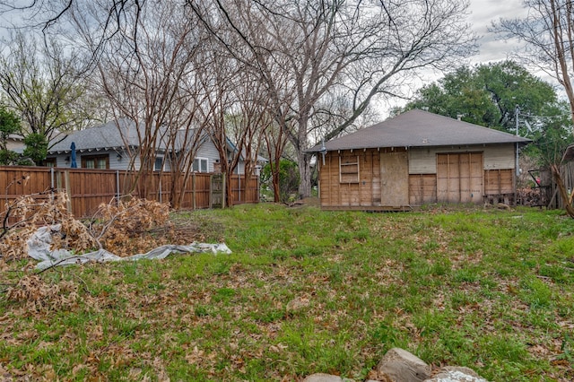 view of yard with an outbuilding