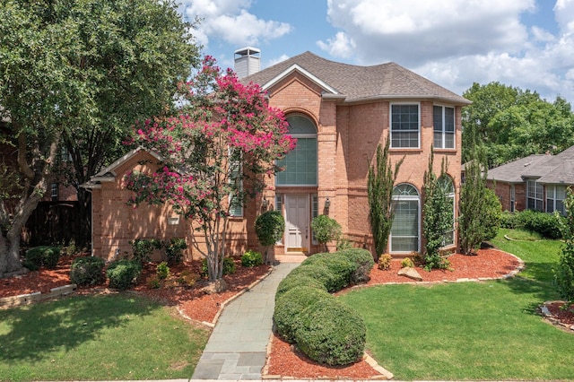 view of front facade featuring a front yard