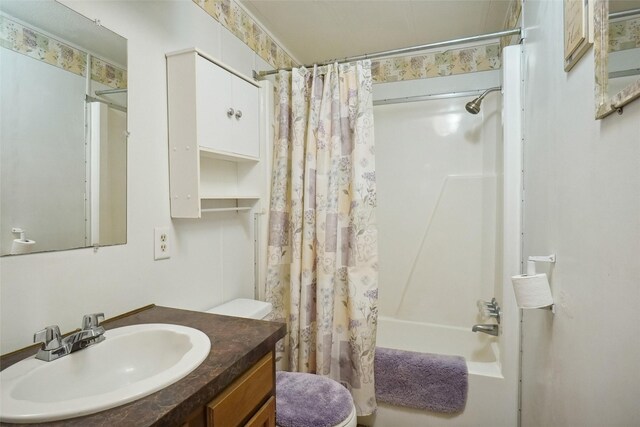 full bathroom featuring toilet, shower / bath combo with shower curtain, and vanity