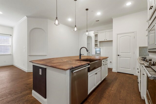 kitchen with white cabinetry, a center island with sink, dishwasher, dark hardwood / wood-style floors, and sink