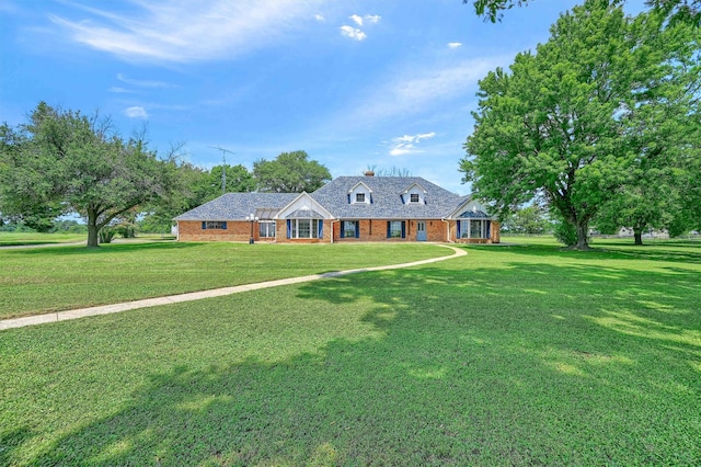 view of front of house featuring a front lawn