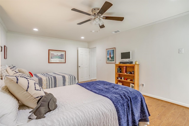 bedroom featuring light hardwood / wood-style floors, crown molding, and ceiling fan