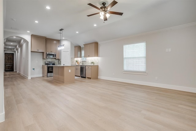 kitchen with stainless steel appliances, pendant lighting, light hardwood / wood-style floors, a center island, and ceiling fan