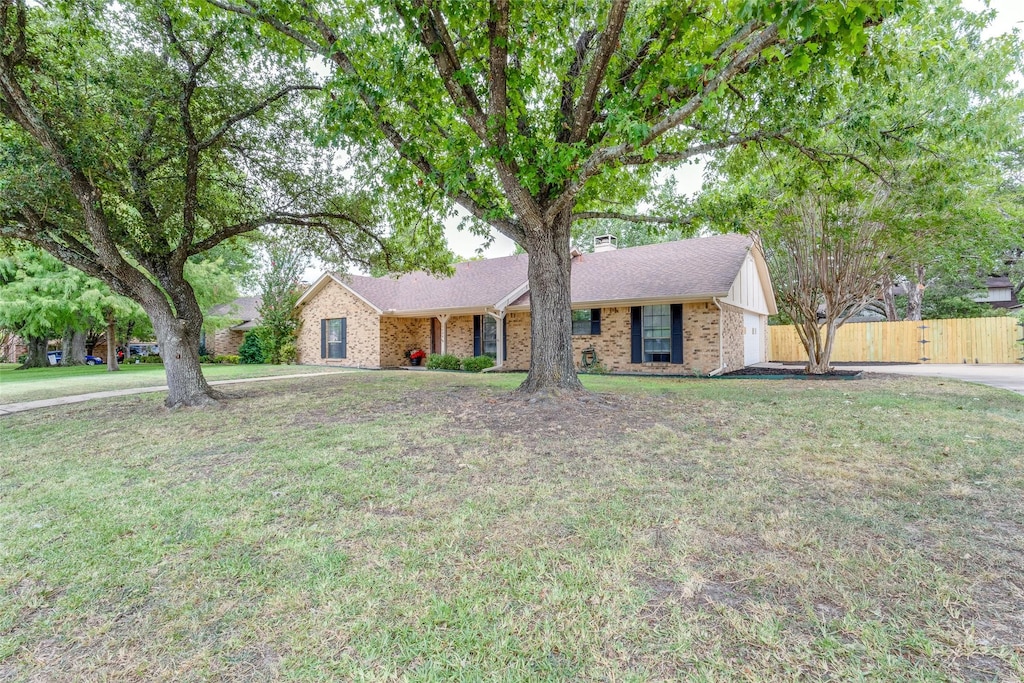 ranch-style house featuring a front lawn