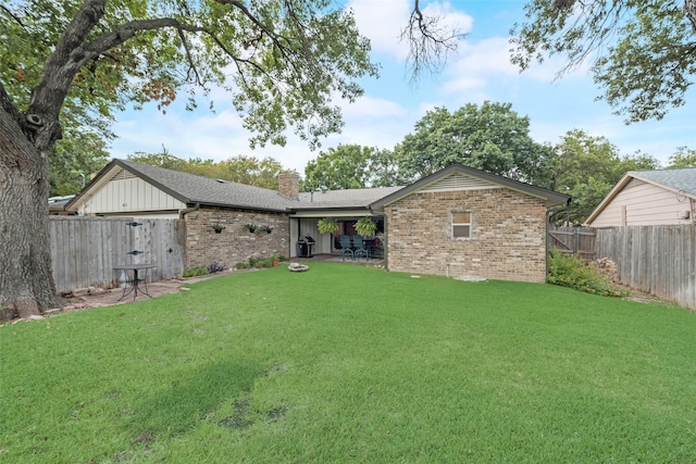 back of house featuring a lawn