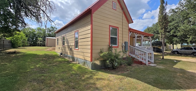 view of side of property featuring a lawn