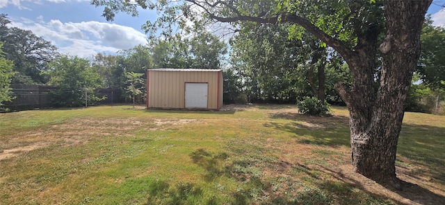 view of yard featuring a shed