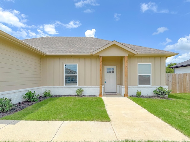 view of front facade featuring a front yard