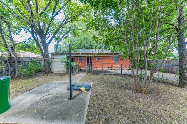 view of yard featuring a patio area