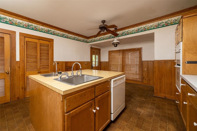 kitchen featuring a center island with sink, white appliances, dark tile patterned floors, ceiling fan, and sink