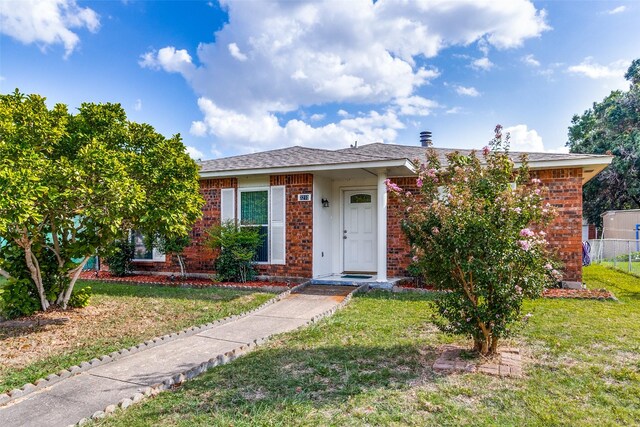 view of front of property with a front lawn