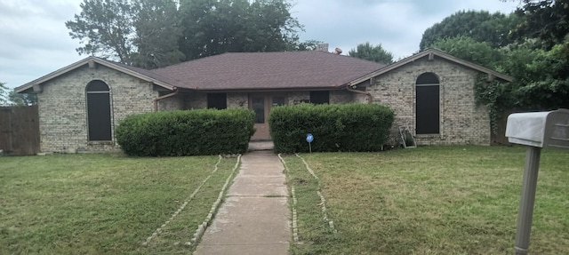 view of front facade featuring a front lawn