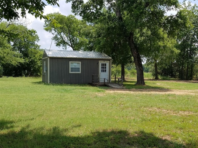 view of outdoor structure with a yard