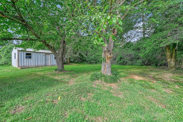 view of yard featuring an outbuilding