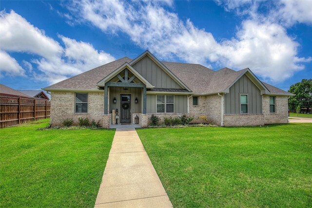 craftsman house featuring a front lawn