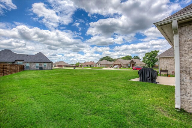 view of yard featuring a patio