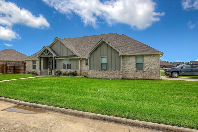 view of front of home featuring a front yard